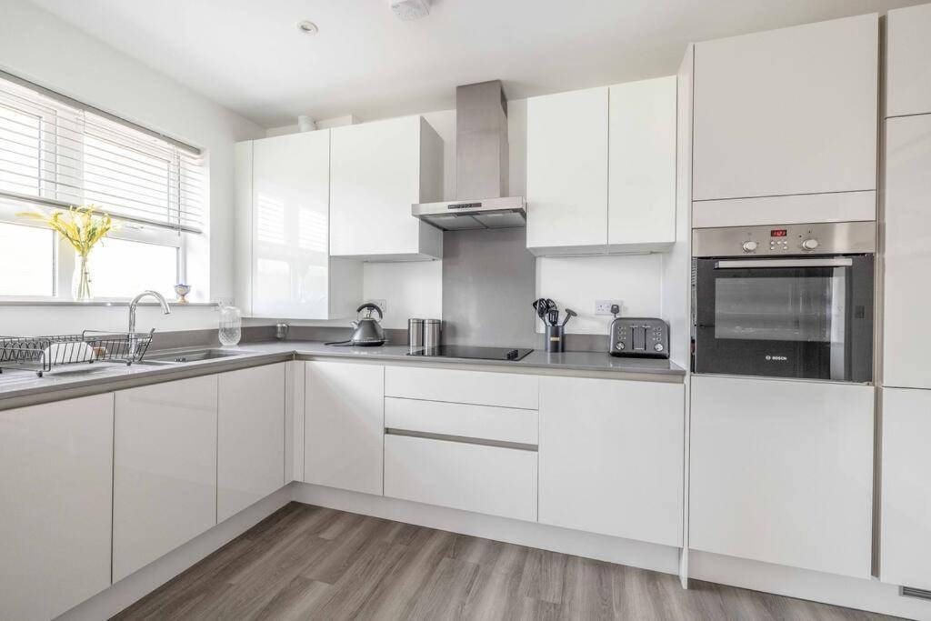 Stylish Home @ Virginia Water Lake & Free Parking Englefield Green Екстер'єр фото