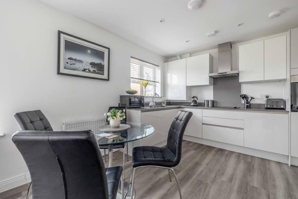 Stylish Home @ Virginia Water Lake & Free Parking Englefield Green Екстер'єр фото