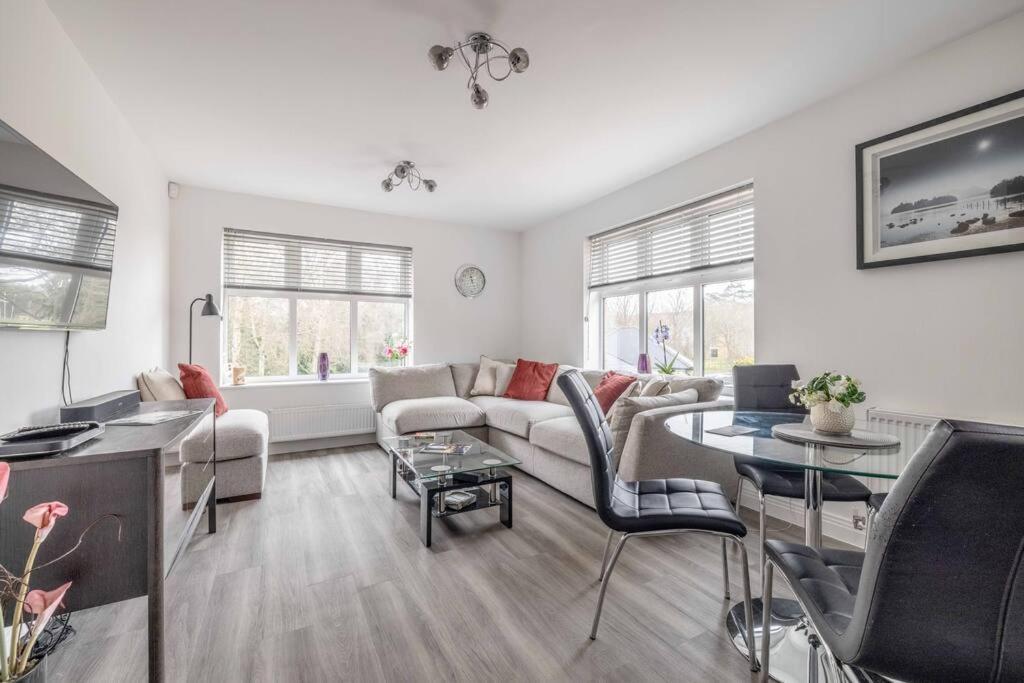 Stylish Home @ Virginia Water Lake & Free Parking Englefield Green Екстер'єр фото