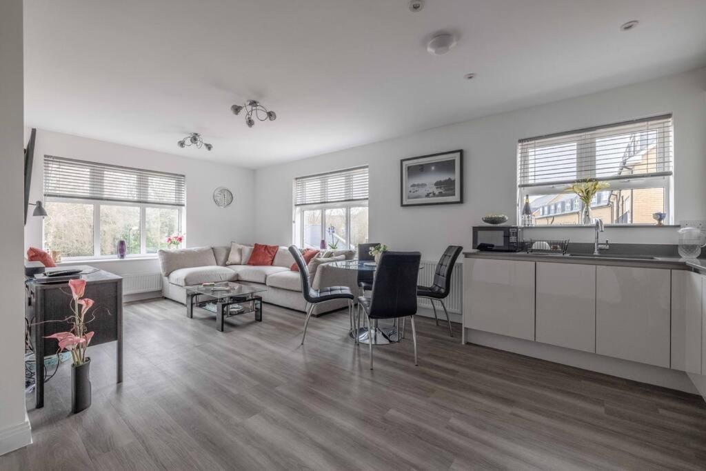 Stylish Home @ Virginia Water Lake & Free Parking Englefield Green Екстер'єр фото