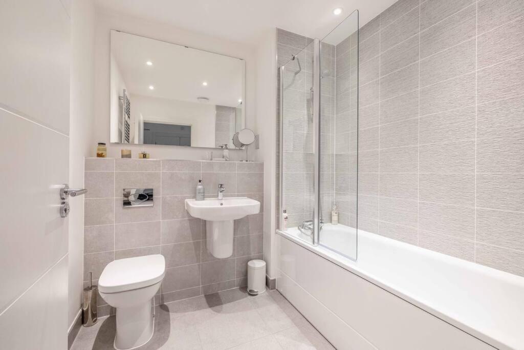 Stylish Home @ Virginia Water Lake & Free Parking Englefield Green Екстер'єр фото