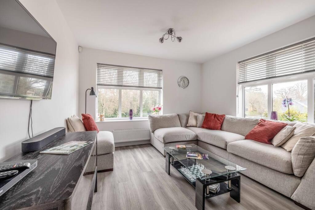 Stylish Home @ Virginia Water Lake & Free Parking Englefield Green Екстер'єр фото