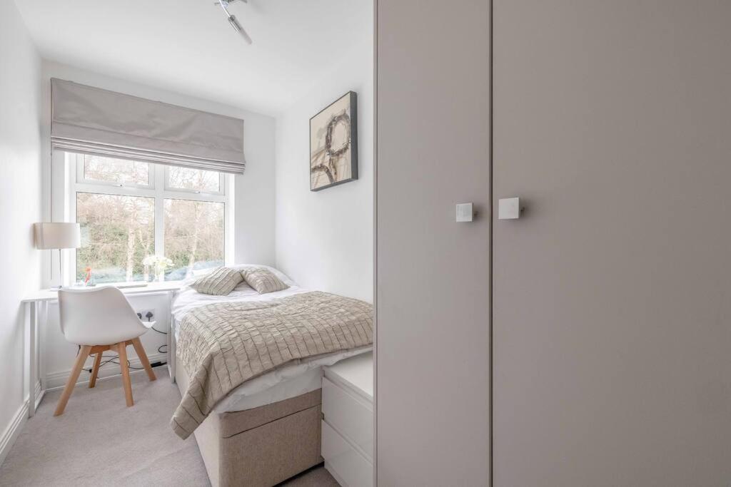 Stylish Home @ Virginia Water Lake & Free Parking Englefield Green Екстер'єр фото