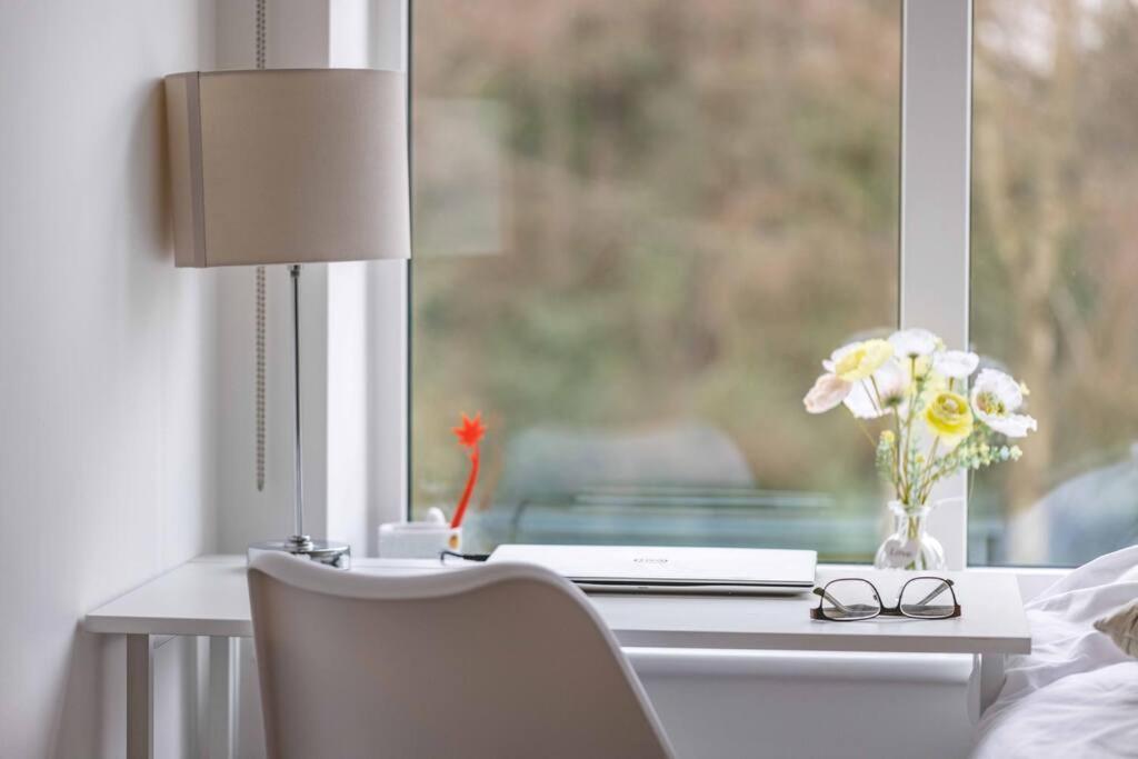 Stylish Home @ Virginia Water Lake & Free Parking Englefield Green Екстер'єр фото