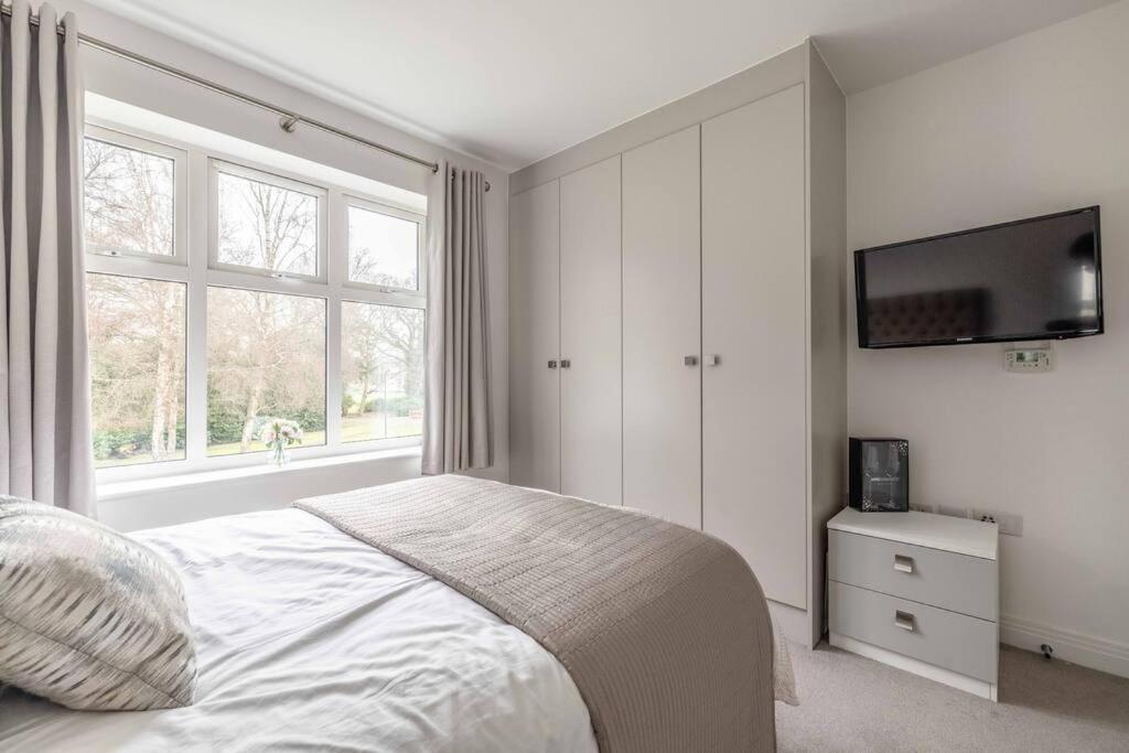 Stylish Home @ Virginia Water Lake & Free Parking Englefield Green Екстер'єр фото