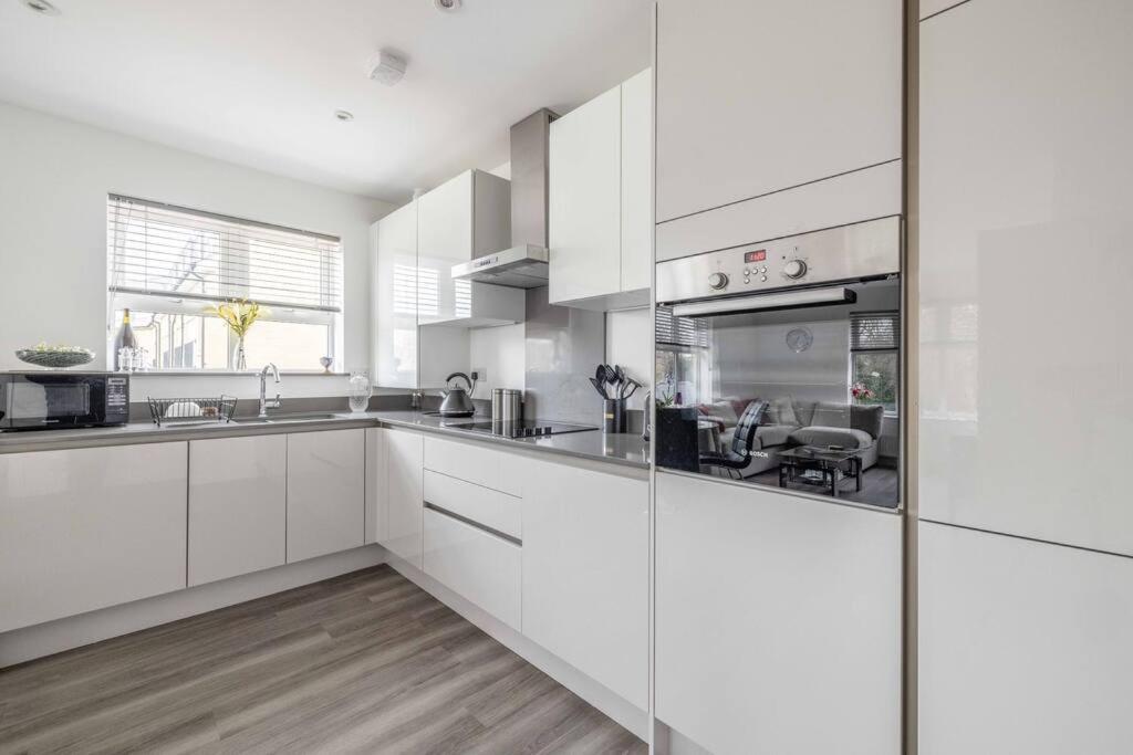 Stylish Home @ Virginia Water Lake & Free Parking Englefield Green Екстер'єр фото