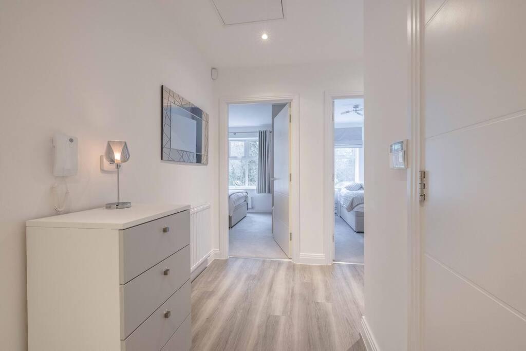 Stylish Home @ Virginia Water Lake & Free Parking Englefield Green Екстер'єр фото