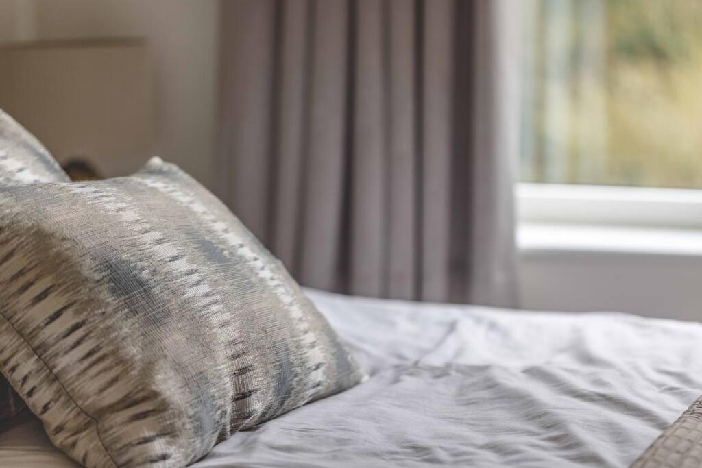 Stylish Home @ Virginia Water Lake & Free Parking Englefield Green Екстер'єр фото