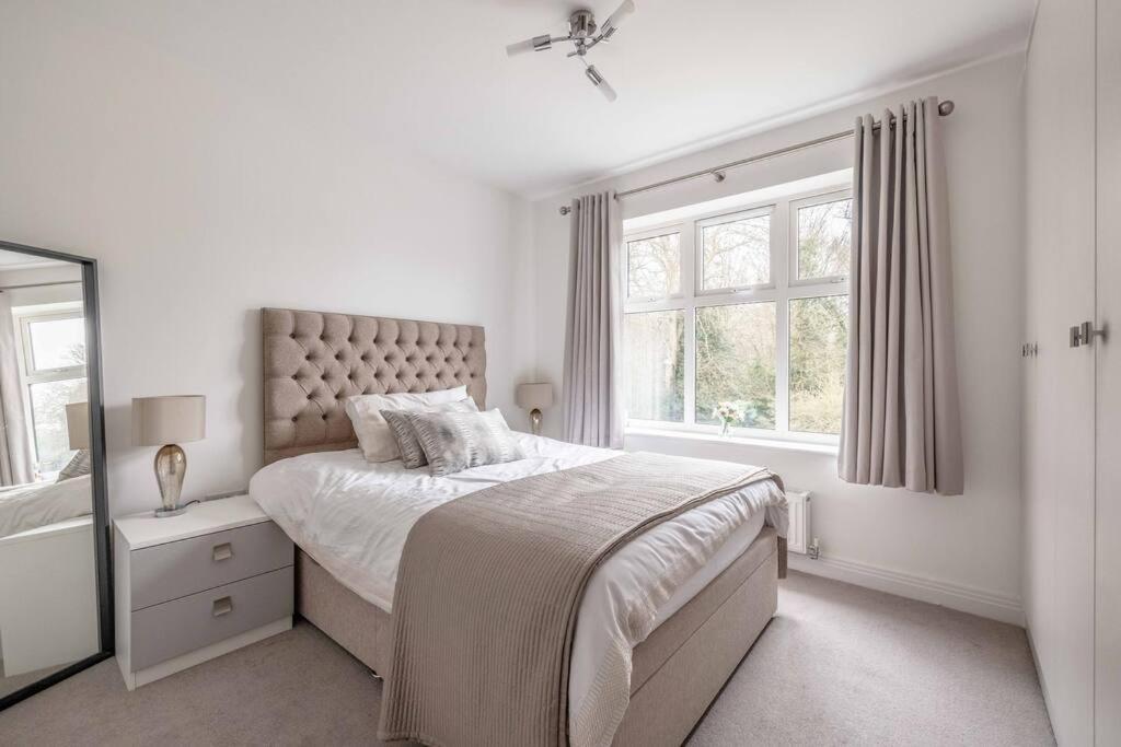 Stylish Home @ Virginia Water Lake & Free Parking Englefield Green Екстер'єр фото